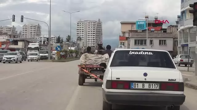ADANA Kurallara uymayıp, at arabasıyla arızalı otomobil çektiler ADANA Kurallara uymayıp, at arabasıyla arızalı otomobil çektiler