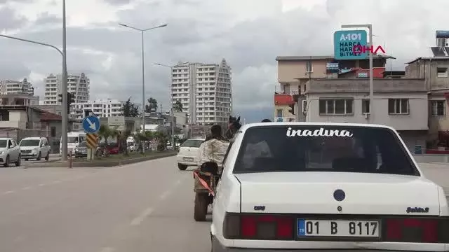ADANA Kurallara uymayıp, at arabasıyla arızalı otomobil çektiler ADANA Kurallara uymayıp, at arabasıyla arızalı otomobil çektiler