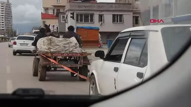 ADANA Kurallara uymayıp, at arabasıyla arızalı otomobil çektiler ADANA Kurallara uymayıp, at arabasıyla arızalı otomobil çektiler