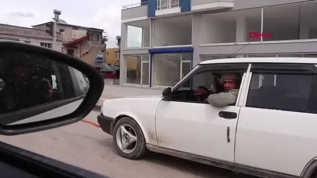ADANA Kurallara uymayıp, at arabasıyla arızalı otomobil çektiler ADANA Kurallara uymayıp, at arabasıyla arızalı otomobil çektiler