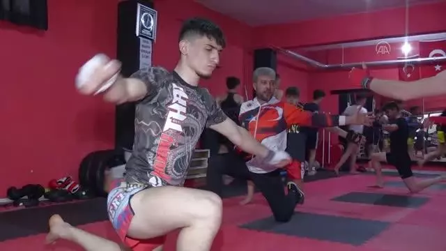 AFYONKARAHİSAR - Kick boksçular, uluslararası organizasyonlarda madalya kazanmak istiyor AFYONKARAHİSAR - Kick boksçular, uluslararası organizasyonlarda madalya kazanmak istiyor