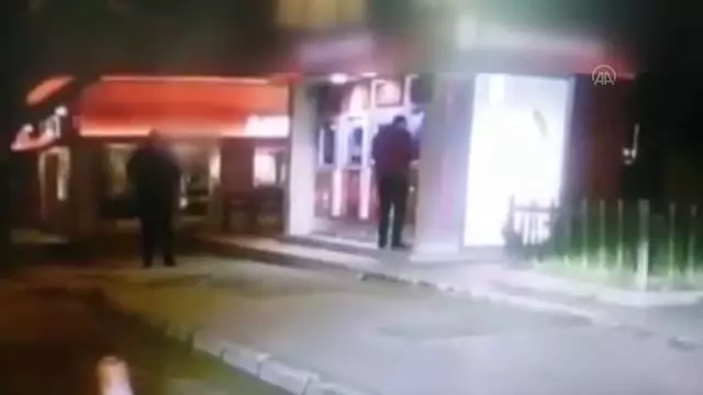 Adana'da ATM'de işlem yapan kişinin parasının gasbedilmesi güvenlik kamerasına yansıdı Adana'da ATM'de işlem yapan kişinin parasının gasbedilmesi güvenlik kamerasına yansıdı