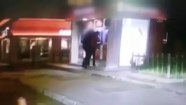 Adana'da ATM'de işlem yapan kişinin parasının gasbedilmesi güvenlik kamerasına yansıdı Adana'da ATM'de işlem yapan kişinin parasının gasbedilmesi güvenlik kamerasına yansıdı