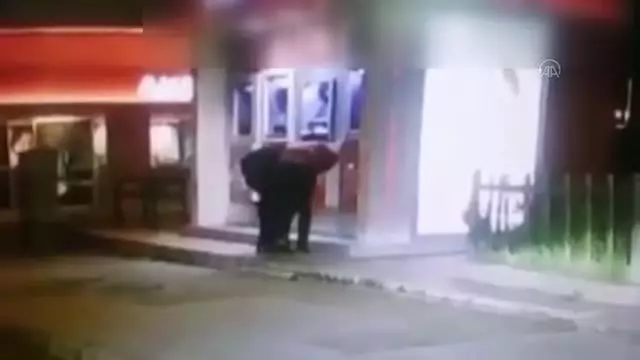 Adana'da ATM'de işlem yapan kişinin parasının gasbedilmesi güvenlik kamerasına yansıdı Adana'da ATM'de işlem yapan kişinin parasının gasbedilmesi güvenlik kamerasına yansıdı