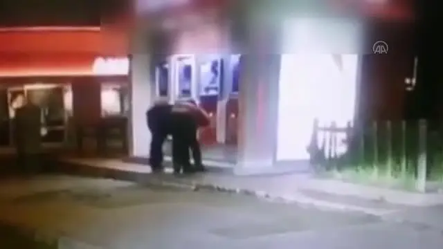 Adana'da ATM'de işlem yapan kişinin parasının gasbedilmesi güvenlik kamerasına yansıdı Adana'da ATM'de işlem yapan kişinin parasının gasbedilmesi güvenlik kamerasına yansıdı