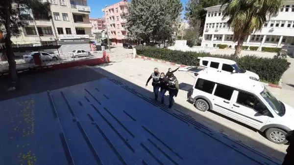 ATM önündeki bıçaklı gasp anı kamerada ATM önündeki bıçaklı gasp anı kamerada