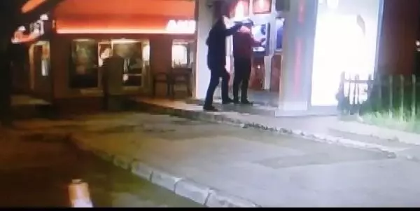 ATM önündeki bıçaklı gasp anı kamerada