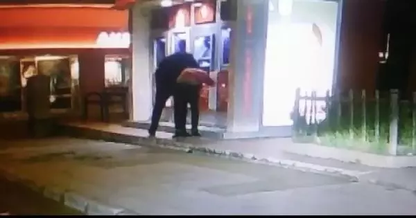 ATM önündeki bıçaklı gasp anı kamerada