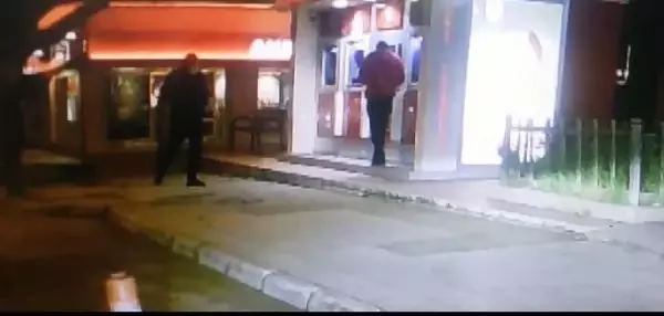 ATM önündeki bıçaklı gasp anı kamerada