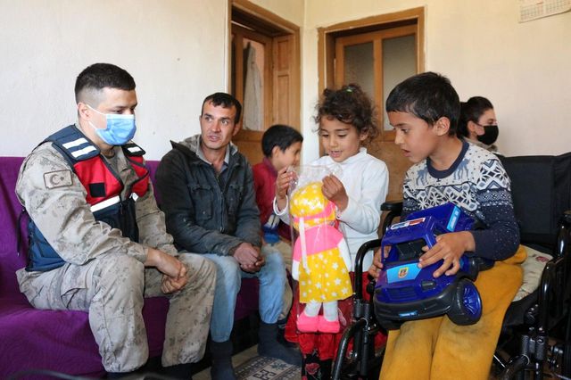 Son dakika haberleri... Babasının sırtında taşıdığı Batuhan'a jandarmadan anlamlı ziyaret Son dakika haberleri... Babasının sırtında taşıdığı Batuhan'a jandarmadan anlamlı ziyaret