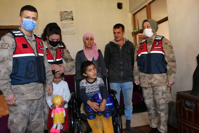 Son dakika haberleri... Babasının sırtında taşıdığı Batuhan'a jandarmadan anlamlı ziyaret Son dakika haberleri... Babasının sırtında taşıdığı Batuhan'a jandarmadan anlamlı ziyaret