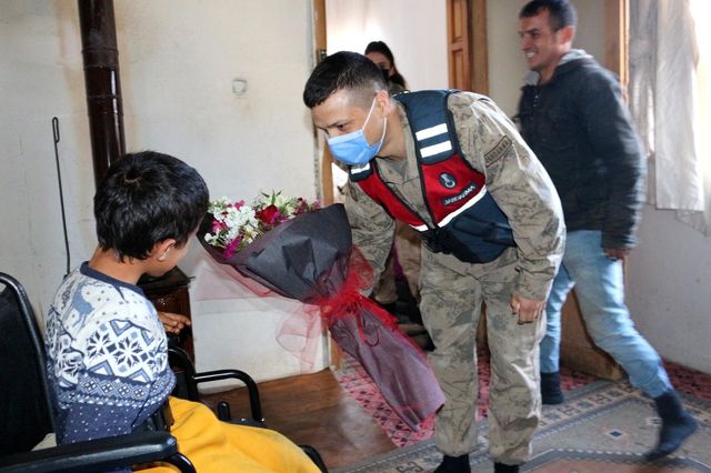 Son dakika haberleri... Babasının sırtında taşıdığı Batuhan'a jandarmadan anlamlı ziyaret Son dakika haberleri... Babasının sırtında taşıdığı Batuhan'a jandarmadan anlamlı ziyaret