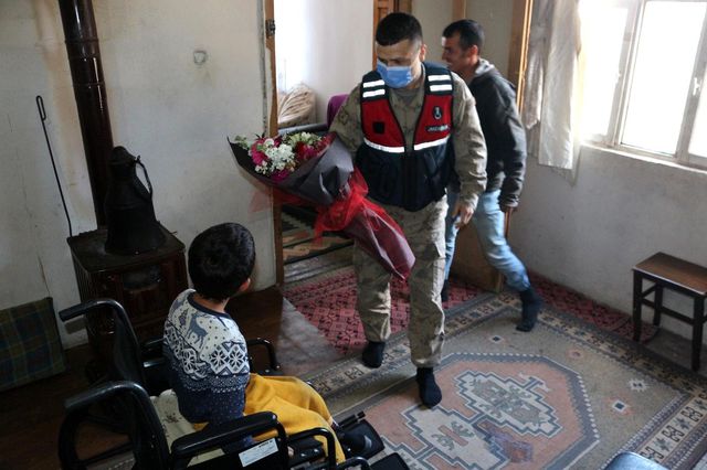 Son dakika haberleri... Babasının sırtında taşıdığı Batuhan'a jandarmadan anlamlı ziyaret Son dakika haberleri... Babasının sırtında taşıdığı Batuhan'a jandarmadan anlamlı ziyaret