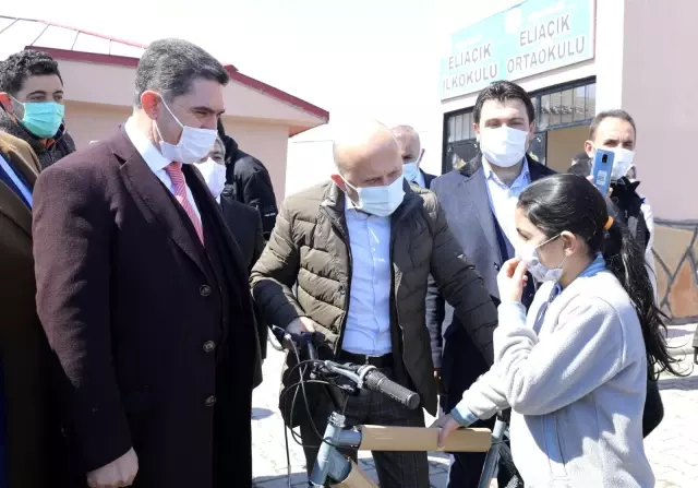 Bakan Kasapoğlu Ağrılı çocuklara verdiği bisiklet sözünü tuttu Bakan Kasapoğlu Ağrılı çocuklara verdiği bisiklet sözünü tuttu