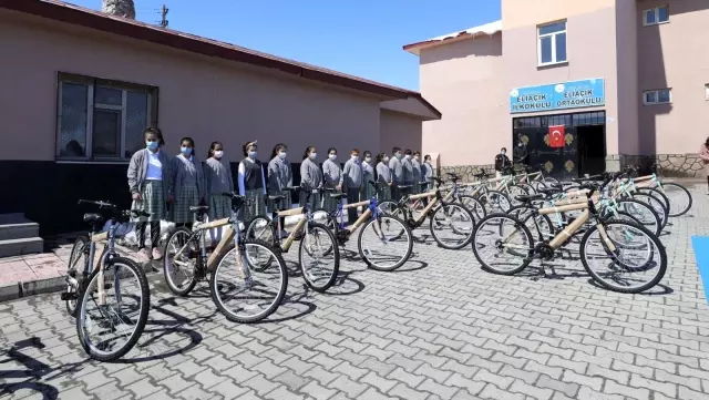 Bakan Kasapoğlu Ağrılı çocuklara verdiği bisiklet sözünü tuttu Bakan Kasapoğlu Ağrılı çocuklara verdiği bisiklet sözünü tuttu