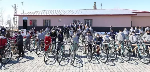 SPOR Bakan Kasapoğlu'nun söz verdiği bisikletler Ağrı'daki öğrencilere dağıtıldı SPOR Bakan Kasapoğlu'nun söz verdiği bisikletler Ağrı'daki öğrencilere dağıtıldı