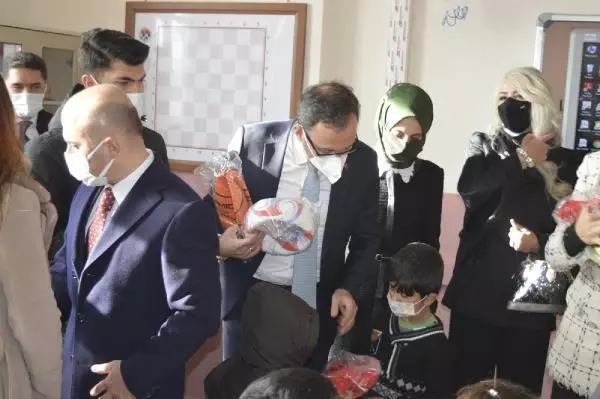 SPOR Bakan Kasapoğlu'nun söz verdiği bisikletler Ağrı'daki öğrencilere dağıtıldı