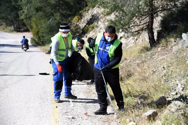 Belediye Başkanı Alim Karaca da Katıldı; Yarımada'da Temizlik Çalışması Yapıldı Belediye Başkanı Alim Karaca da Katıldı; Yarımada'da Temizlik Çalışması Yapıldı