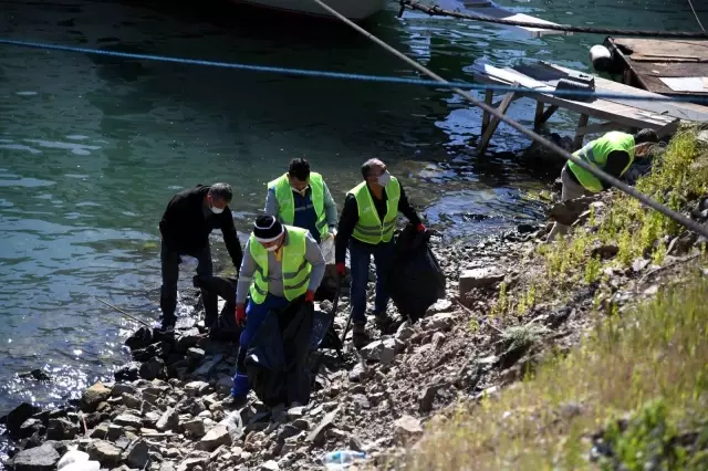 Belediye Başkanı Alim Karaca da Katıldı; Yarımada'da Temizlik Çalışması Yapıldı Belediye Başkanı Alim Karaca da Katıldı; Yarımada'da Temizlik Çalışması Yapıldı