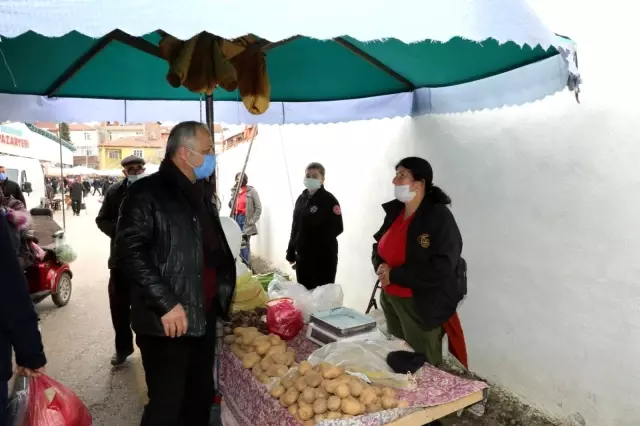Belediye Başkanı Üçok, semt pazarı ve esnafların kandilini kutladı Belediye Başkanı Üçok, semt pazarı ve esnafların kandilini kutladı