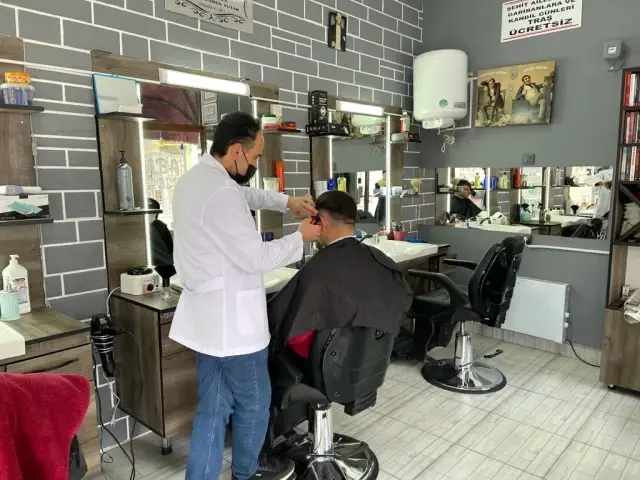 Berat Kandilinde gelen herkesi ücretsiz tıraş etti Berat Kandilinde gelen herkesi ücretsiz tıraş etti