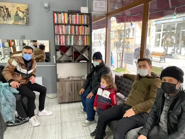 Berat Kandilinde gelen herkesi ücretsiz tıraş etti Berat Kandilinde gelen herkesi ücretsiz tıraş etti
