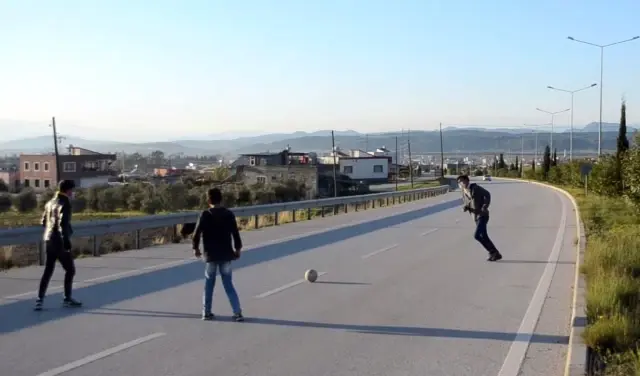 Çocukların ölümüne futbol aşkı Çocukların ölümüne futbol aşkı
