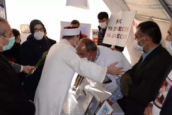 Son dakika haber... Diyarbakır annelerini ziyaret eden Ali Erbaş: Evlat hasreti acıların en büyüğüdür Son dakika haber... Diyarbakır annelerini ziyaret eden Ali Erbaş: Evlat hasreti acıların en büyüğüdür