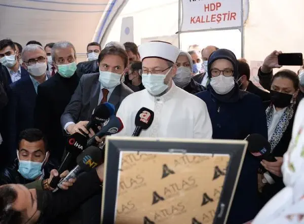 Son dakika haber... Diyarbakır annelerini ziyaret eden Ali Erbaş: Evlat hasreti acıların en büyüğüdür Son dakika haber... Diyarbakır annelerini ziyaret eden Ali Erbaş: Evlat hasreti acıların en büyüğüdür