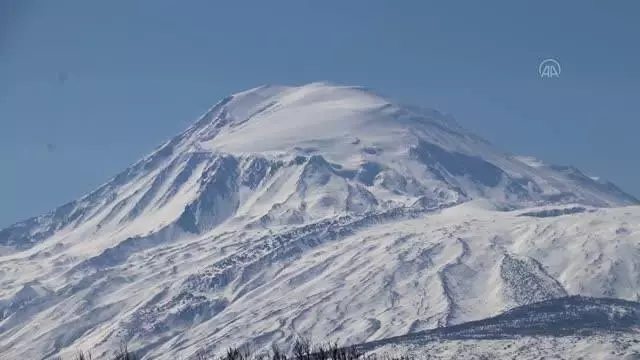 (DRONE) 'Türkiye'nin çatısı' Ağrı Dağı beyaza büründü (DRONE) 'Türkiye'nin çatısı' Ağrı Dağı beyaza büründü