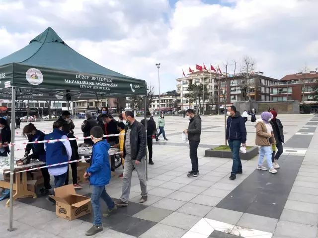 Düzce'de 5 bin kandil şekeri dağıtıldı Düzce'de 5 bin kandil şekeri dağıtıldı