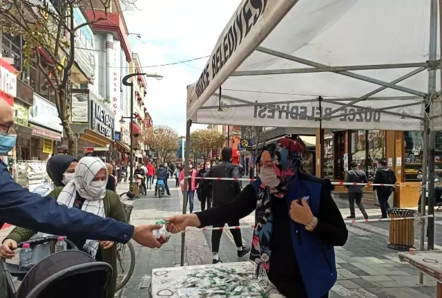 Düzce'de 5 bin kandil şekeri dağıtıldı Düzce'de 5 bin kandil şekeri dağıtıldı