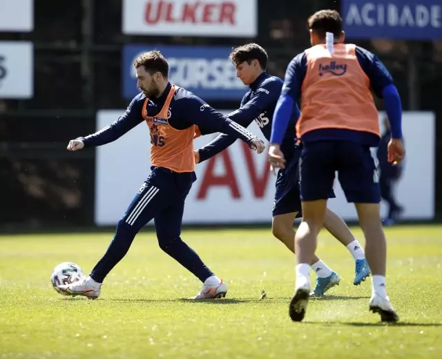 Fenerbahçe, Emre Belözoğlu yönetiminde çalışmalarını sürdürdü Fenerbahçe, Emre Belözoğlu yönetiminde çalışmalarını sürdürdü