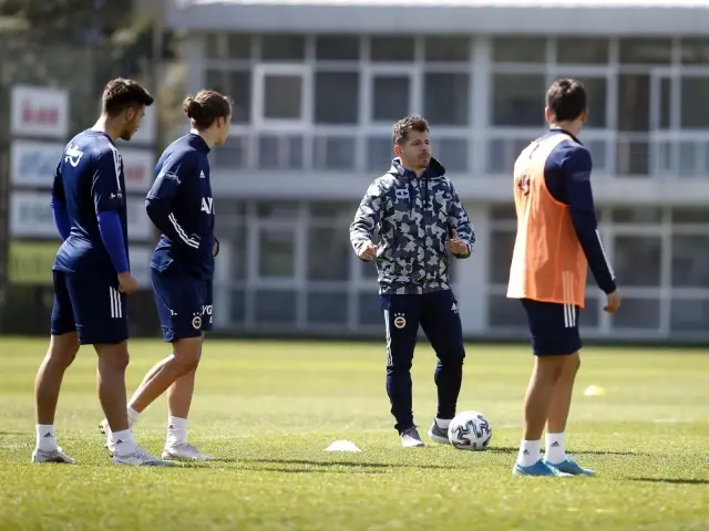 Fenerbahçe, Emre Belözoğlu yönetiminde çalışmalarını sürdürdü Fenerbahçe, Emre Belözoğlu yönetiminde çalışmalarını sürdürdü