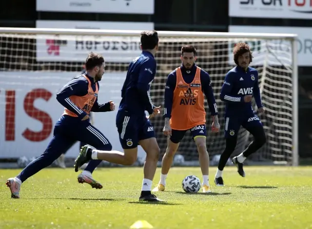 Fenerbahçe, Emre Belözoğlu yönetiminde çalışmalarını sürdürdü Fenerbahçe, Emre Belözoğlu yönetiminde çalışmalarını sürdürdü