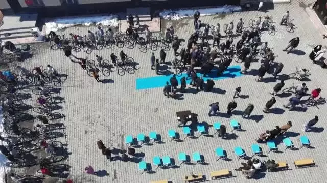 Son dakika... Gençlik ve Spor Bakanı Kasapoğlu, gönderdiği bisikletlerle Ağrılı öğrencileri sevindirdi Son dakika... Gençlik ve Spor Bakanı Kasapoğlu, gönderdiği bisikletlerle Ağrılı öğrencileri sevindirdi