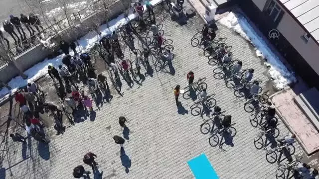 Son dakika... Gençlik ve Spor Bakanı Kasapoğlu, gönderdiği bisikletlerle Ağrılı öğrencileri sevindirdi