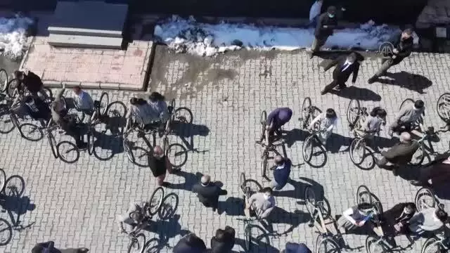 Son dakika... Gençlik ve Spor Bakanı Kasapoğlu, gönderdiği bisikletlerle Ağrılı öğrencileri sevindirdi