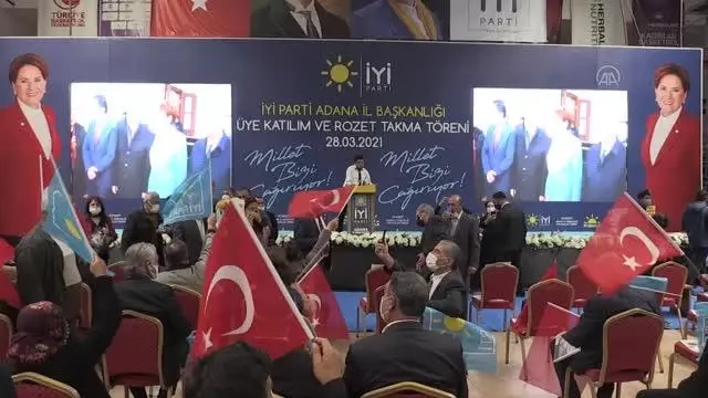 İYİ Parti Genel Başkan Yardımcısı Koray Aydın, Adana'da partisine üye olanlara rozet taktı İYİ Parti Genel Başkan Yardımcısı Koray Aydın, Adana'da partisine üye olanlara rozet taktı