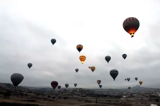 Kapadokya'da gökyüzü balonlarla buluştu Kapadokya'da gökyüzü balonlarla buluştu