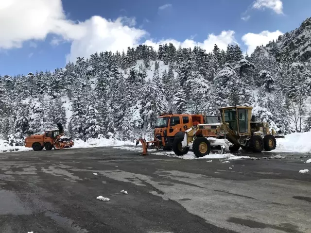 Son dakika haber | Kar savaşçılarının 1825 metre rakımlı karayolunda zorlu mesaisi Son dakika haber | Kar savaşçılarının 1825 metre rakımlı karayolunda zorlu mesaisi