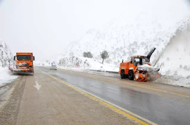 Son dakika haber | Kar savaşçılarının 1825 metre rakımlı karayolunda zorlu mesaisi Son dakika haber | Kar savaşçılarının 1825 metre rakımlı karayolunda zorlu mesaisi