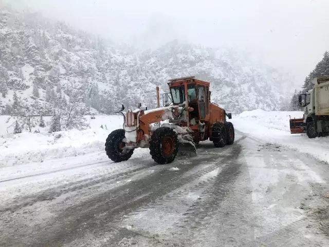 Son dakika haber | Kar savaşçılarının 1825 metre rakımlı karayolunda zorlu mesaisi Son dakika haber | Kar savaşçılarının 1825 metre rakımlı karayolunda zorlu mesaisi