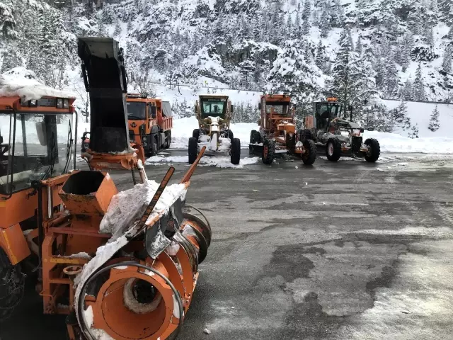 Son dakika haber | Kar savaşçılarının 1825 metre rakımlı karayolunda zorlu mesaisi Son dakika haber | Kar savaşçılarının 1825 metre rakımlı karayolunda zorlu mesaisi