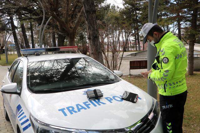Kiraladığı araca çakar takıp gezen şahsın polislere tepkisi pes dedirtti