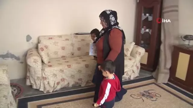 Kucaklarında bebekleriyle okuma - yazma öğreniyorlar Kucaklarında bebekleriyle okuma - yazma öğreniyorlar