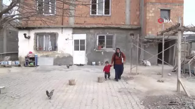 Kucaklarında bebekleriyle okuma - yazma öğreniyorlar Kucaklarında bebekleriyle okuma - yazma öğreniyorlar