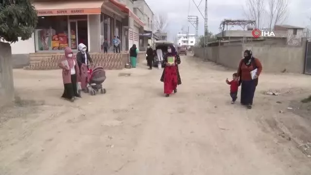 Kucaklarında bebekleriyle okuma - yazma öğreniyorlar Kucaklarında bebekleriyle okuma - yazma öğreniyorlar