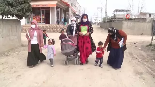 Kucaklarında bebekleriyle okuma - yazma öğreniyorlar Kucaklarında bebekleriyle okuma - yazma öğreniyorlar