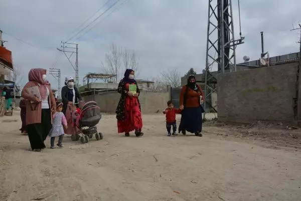 Kucaklarında çocukları ile okuma yazma öğreniyorlar Kucaklarında çocukları ile okuma yazma öğreniyorlar
